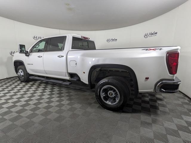 Photo of 2022 Iridescent Pearl Tricoat Chevrolet Silverado 3500