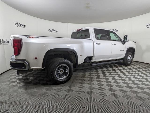 Photo of 2022 Iridescent Pearl Tricoat Chevrolet Silverado 3500