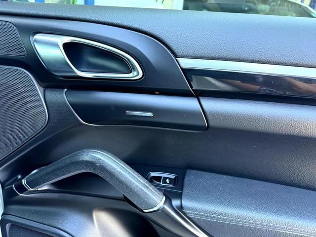Photo of 2017 WHITE Porsche Cayenne