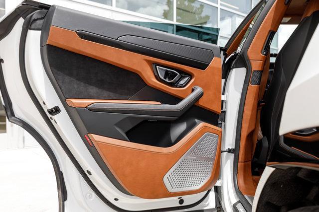 Photo of 2023 Bianco Monocerus Metallic Lamborghini Urus