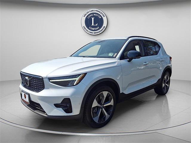 Photo of 2023 Crystal White Volvo XC40