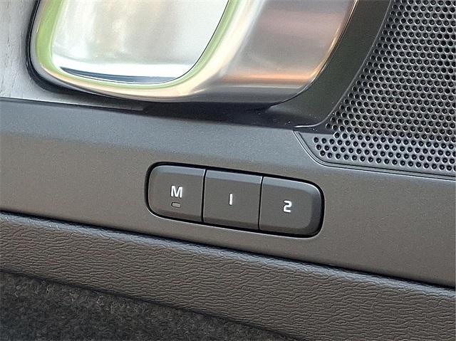 Photo of 2023 Crystal White Volvo XC40