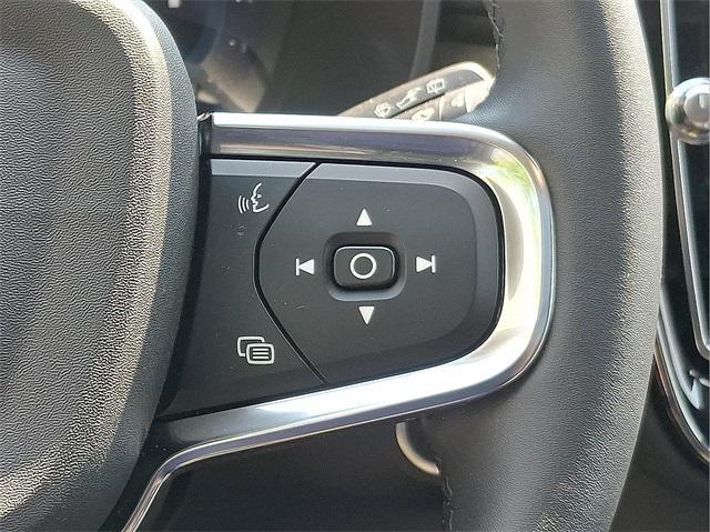 Photo of 2023 Crystal White Volvo XC40