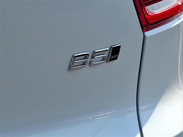 Photo of 2023 Crystal White Volvo XC40