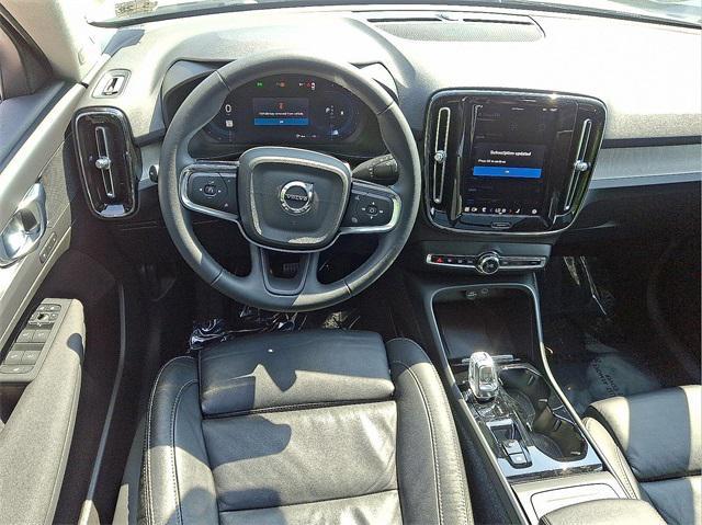 Photo of 2023 Crystal White Volvo XC40