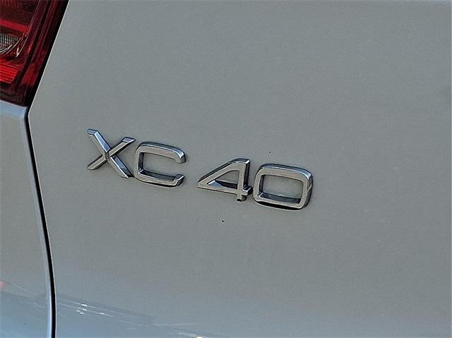Photo of 2023 Crystal White Volvo XC40