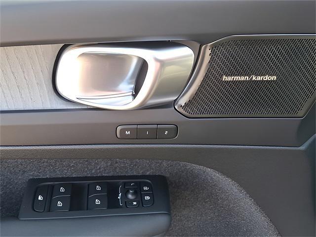 Photo of 2025 Crystal White Volvo XC40