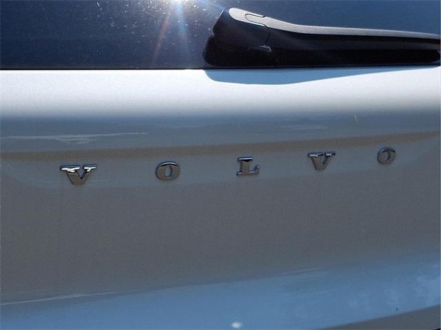 Photo of 2025 Crystal White Volvo XC40