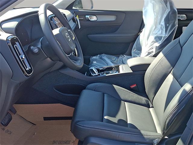 Photo of 2025 Crystal White Volvo XC40