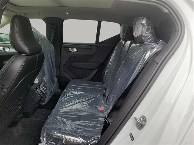 Photo of 2025 Crystal White Volvo XC40