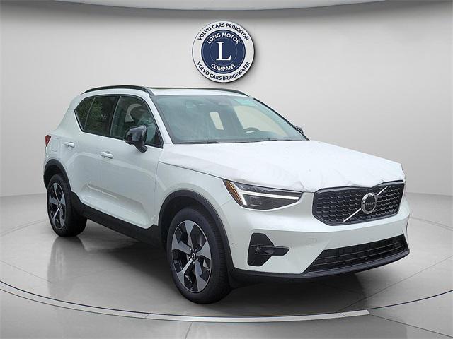 Photo of 2025 Crystal White Volvo XC40