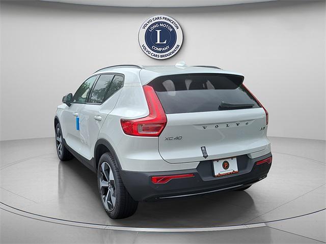 Photo of 2025 Crystal White Volvo XC40