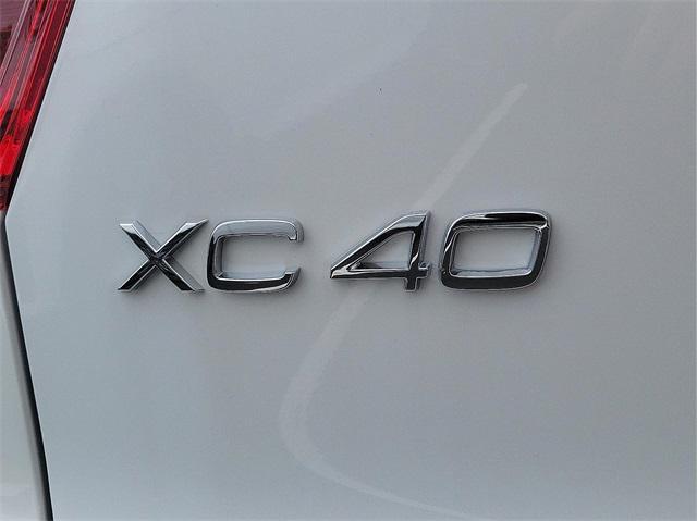 Photo of 2025 Crystal White Volvo XC40