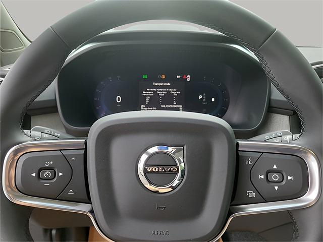 Photo of 2025 Crystal White Volvo XC40