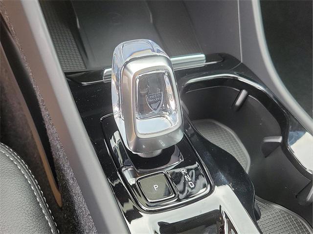 Photo of 2025 Crystal White Volvo XC40