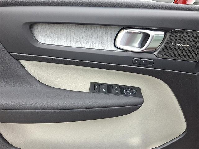 Photo of 2025 Fusion Red Volvo XC40