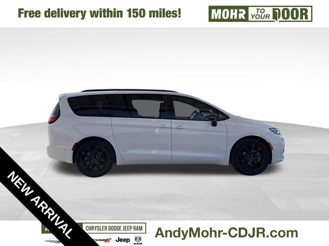 Photo of 2024 Bright White Chrysler Pacifica
