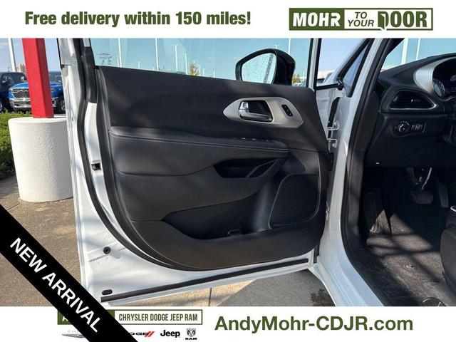 Photo of 2024 Bright White Chrysler Pacifica
