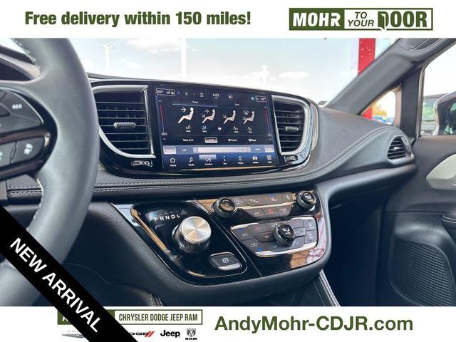 Photo of 2024 Bright White Chrysler Pacifica