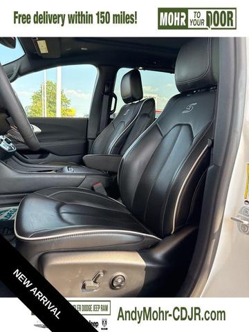 Photo of 2024 Bright White Chrysler Pacifica