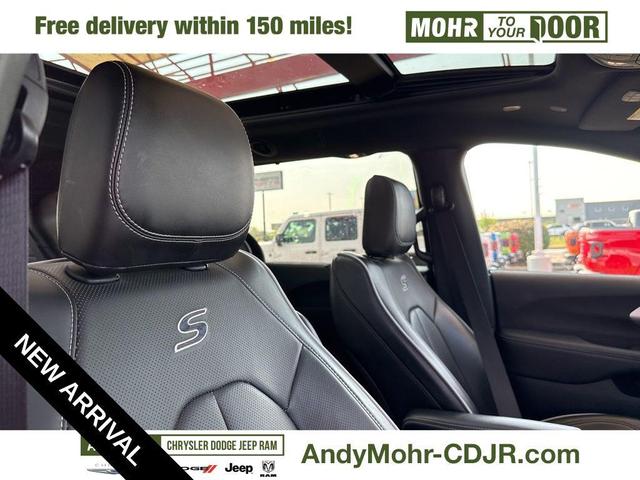 Photo of 2024 Bright White Chrysler Pacifica