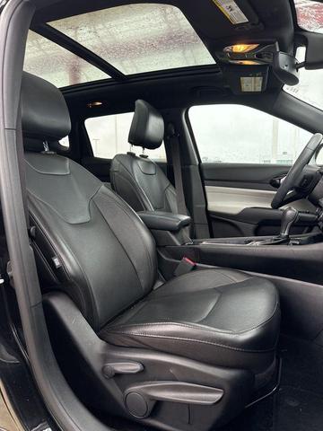 Photo of 2023 Diamond Black Crystal Pearlcoat Jeep Compass