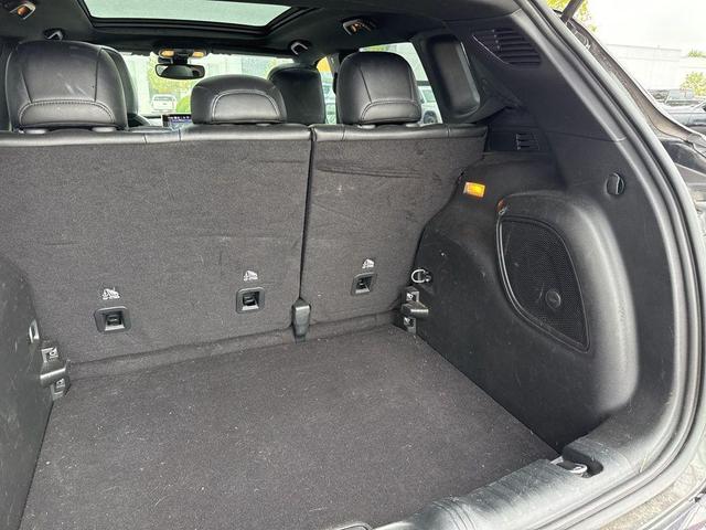Photo of 2023 Diamond Black Crystal Pearlcoat Jeep Compass