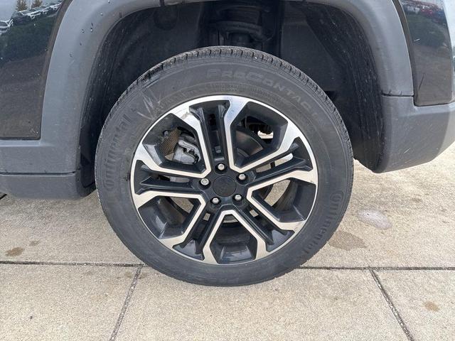 Photo of 2023 Diamond Black Crystal Pearlcoat Jeep Compass