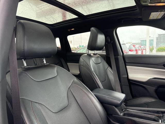 Photo of 2023 Diamond Black Crystal Pearlcoat Jeep Compass
