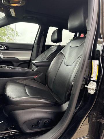 Photo of 2023 Diamond Black Crystal Pearlcoat Jeep Compass