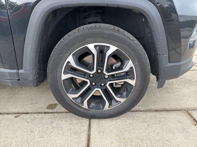 Photo of 2023 Diamond Black Crystal Pearlcoat Jeep Compass