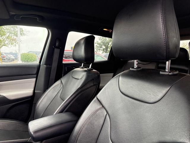 Photo of 2023 Diamond Black Crystal Pearlcoat Jeep Compass