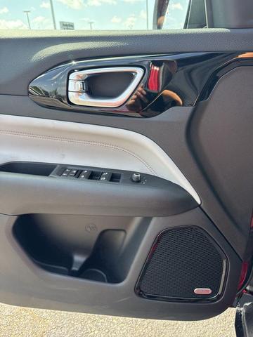 Photo of 2025 Red Hot Pearlcoat Jeep Compass