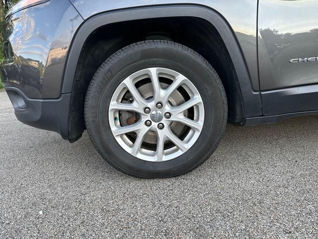 Photo of 2017 Granite Crystal Clearcoat Metallic Jeep Cherokee