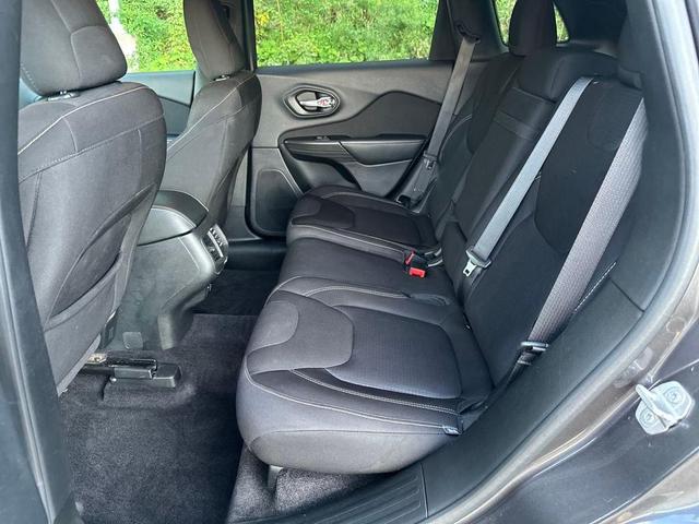 Photo of 2017 Granite Crystal Clearcoat Metallic Jeep Cherokee