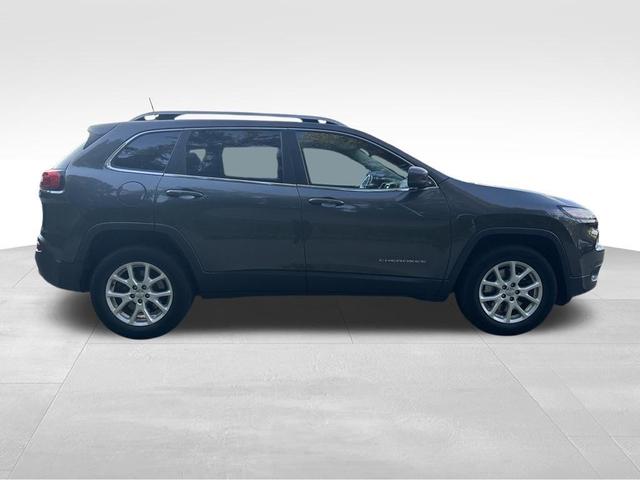 Photo of 2017 Granite Crystal Clearcoat Metallic Jeep Cherokee