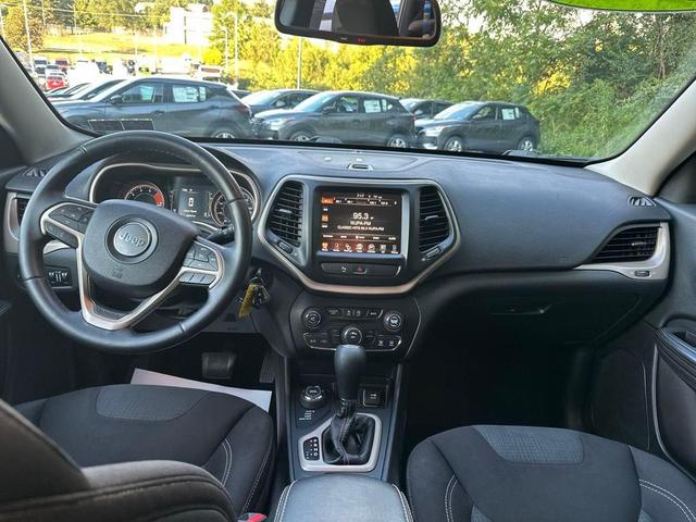 Photo of 2017 Granite Crystal Clearcoat Metallic Jeep Cherokee