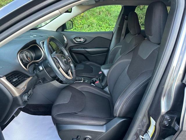 Photo of 2017 Granite Crystal Clearcoat Metallic Jeep Cherokee