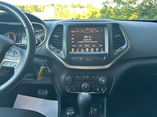 Photo of 2017 Granite Crystal Clearcoat Metallic Jeep Cherokee