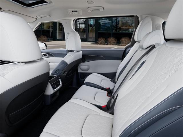 Photo of 2026 Ceramic Silver Kia Carnival