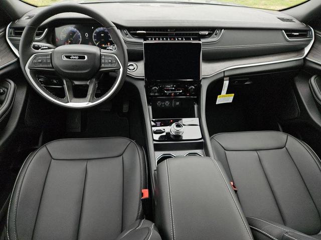 Photo of 2025 Diamond Black Jeep Grand Cherokee