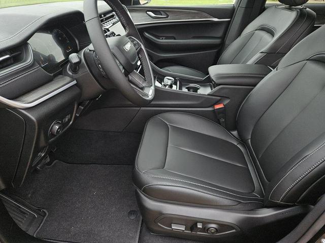 Photo of 2025 Diamond Black Jeep Grand Cherokee