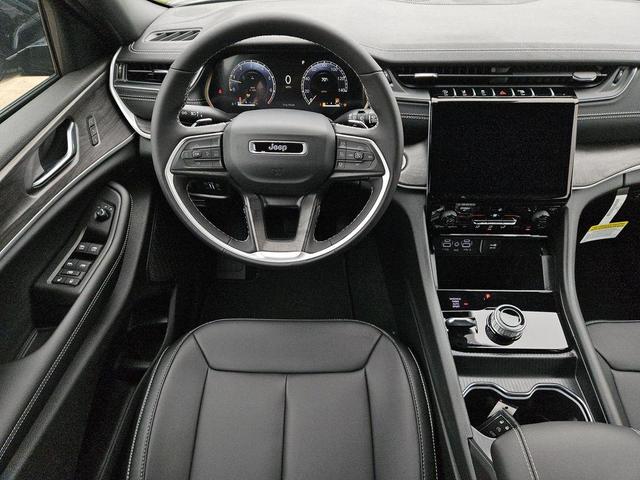 Photo of 2025 Diamond Black Jeep Grand Cherokee