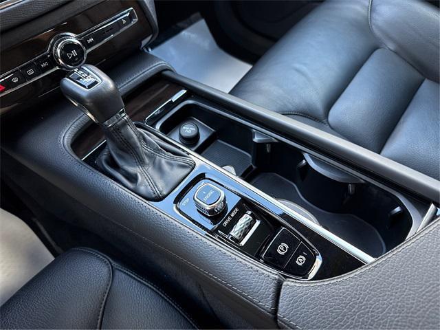 Photo of 2017 Magic Blue Metallic Volvo XC90