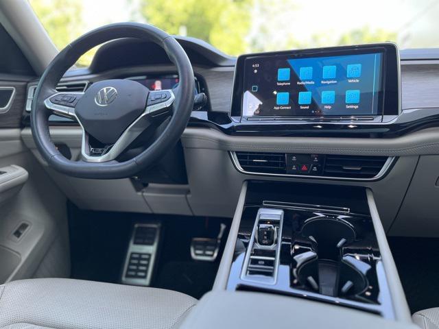 Photo of 2024 Platinum Gray Metallic Volkswagen Atlas