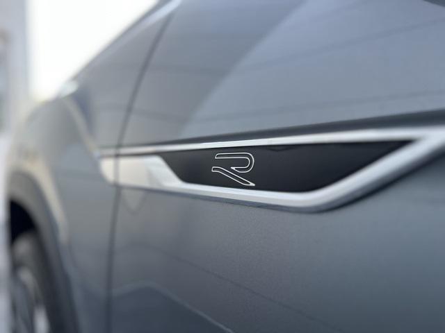 Photo of 2024 Platinum Gray Metallic Volkswagen Atlas