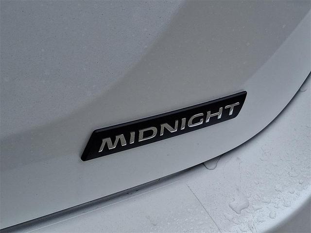 Photo of 2025 Aspen White Tricoat/Super Black Nissan Sentra
