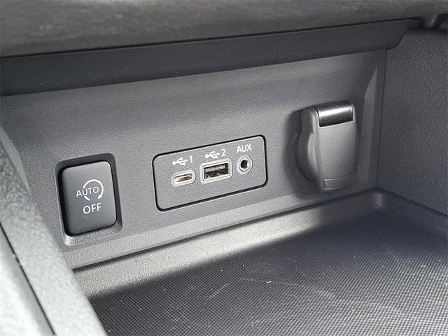 Photo of 2025 Aspen White Tricoat/Super Black Nissan Sentra