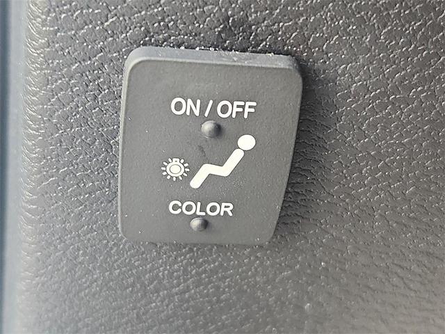 Photo of 2024 Aspen White Tricoat/Super Black Nissan Kicks