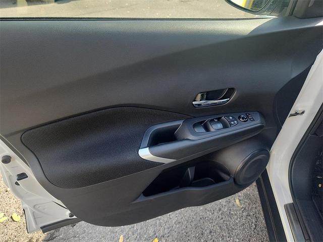 Photo of 2024 Aspen White Tricoat/Super Black Nissan Kicks